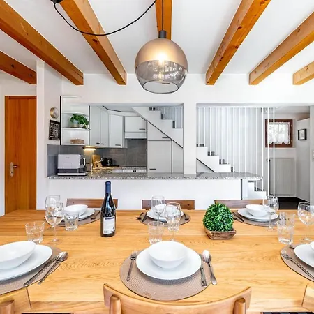 Chalet Theo Family Retreat With Contemporary Design *